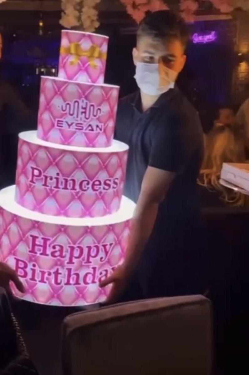 Beyoğlu'ndaki otelde kısıtlama günü doğum günü kutladılar