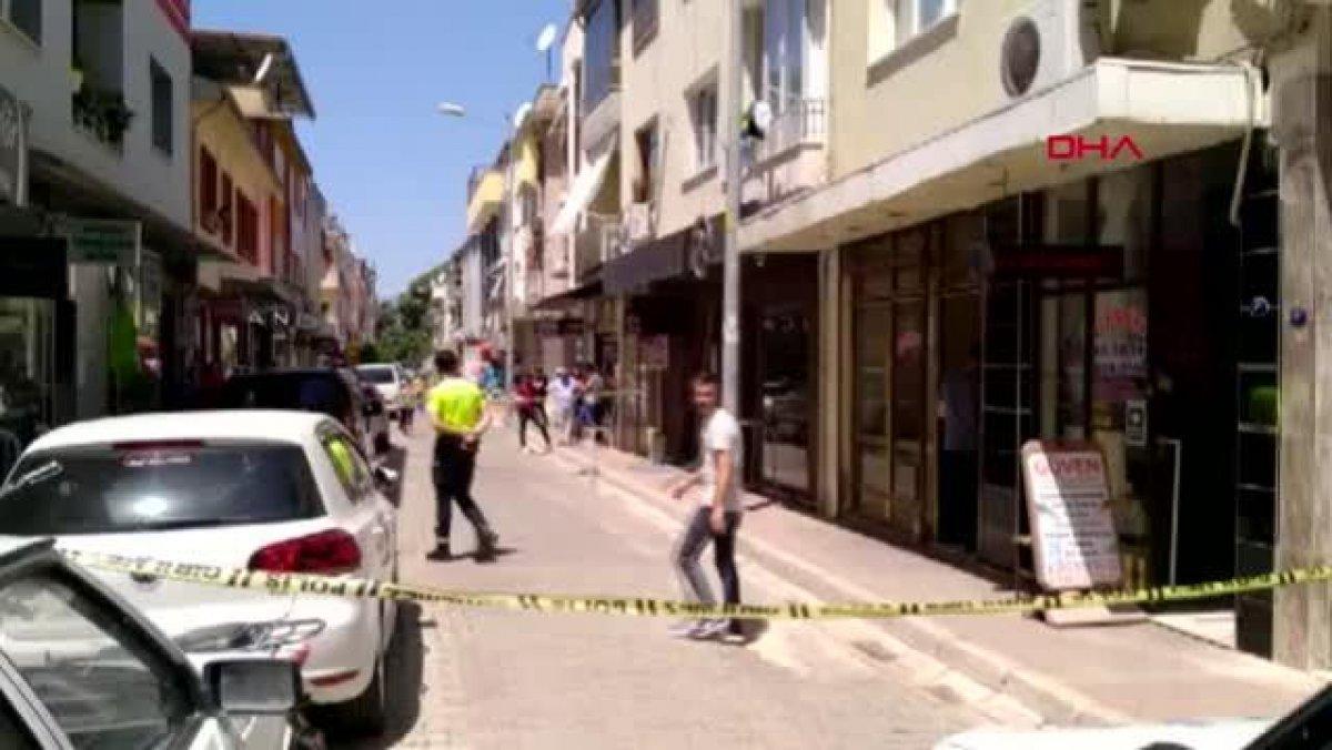 İzmir'de boşandığı eşini ve birlikte olduğu iki kişiyi yaraladı