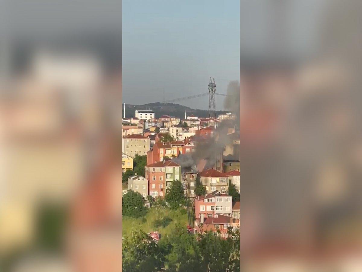 Üsküdar'da binanın çatısında korkutan yangın