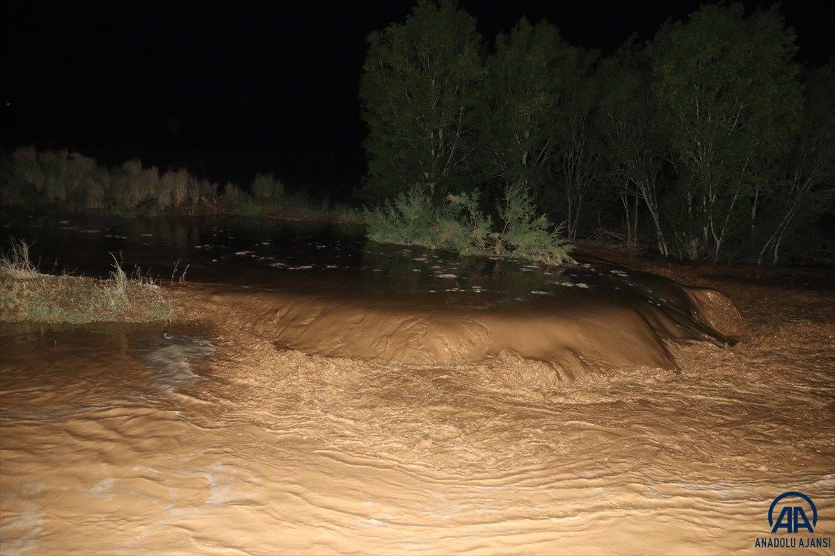 Iğdır'da meydana gelen sel Türkiye - Nahçıvan yolunu kapattı