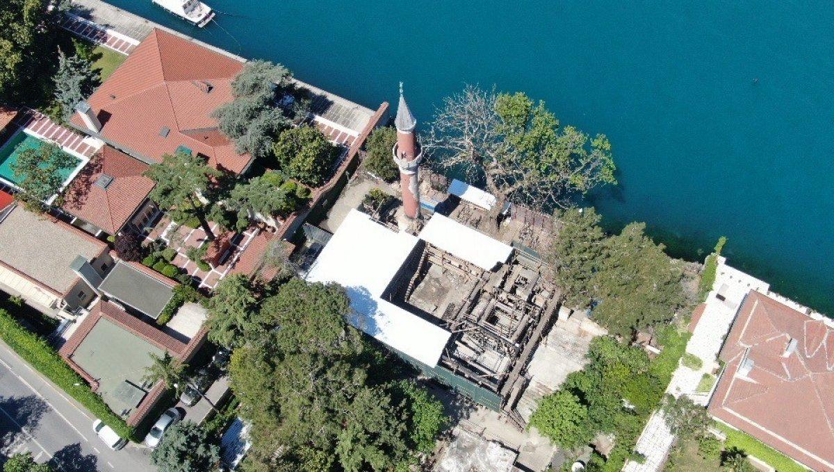 Üsküdar'da yanan tarihi Vaniköy Camii'nin son hali havadan görüntülendi