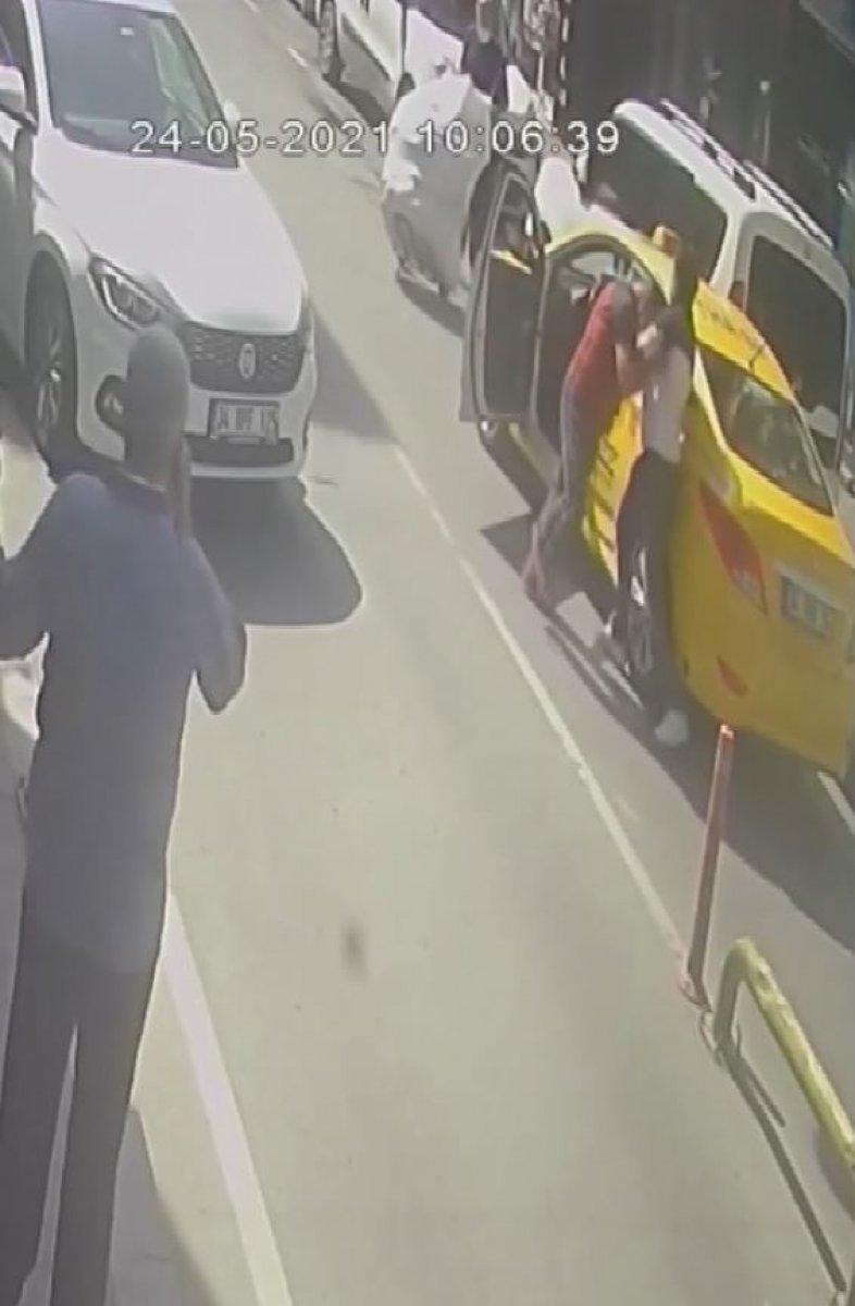 Fatih'te taksiciyle müşterinin kavgası