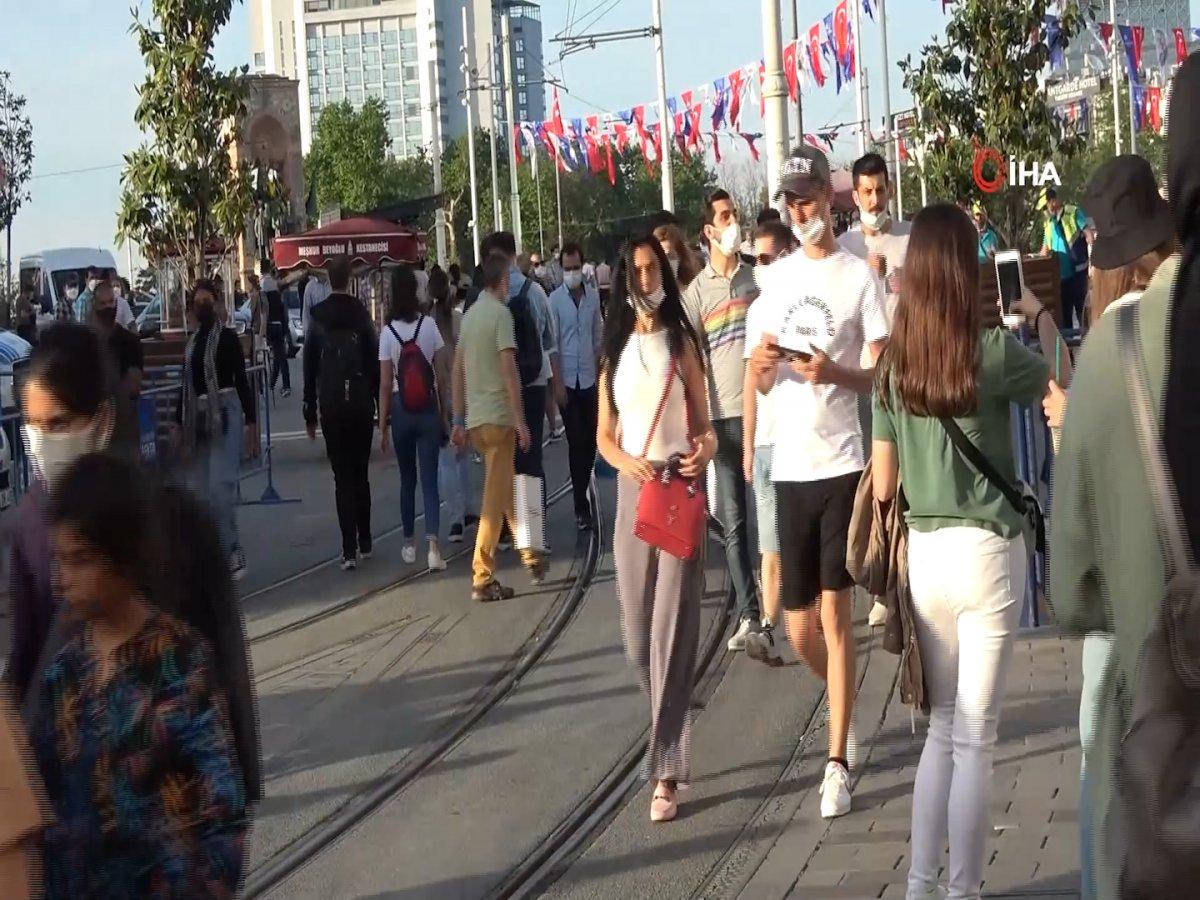 İstiklal Caddesi'nde ‘iğne atsan yere düşmeyecek’ dedirten yoğunluk