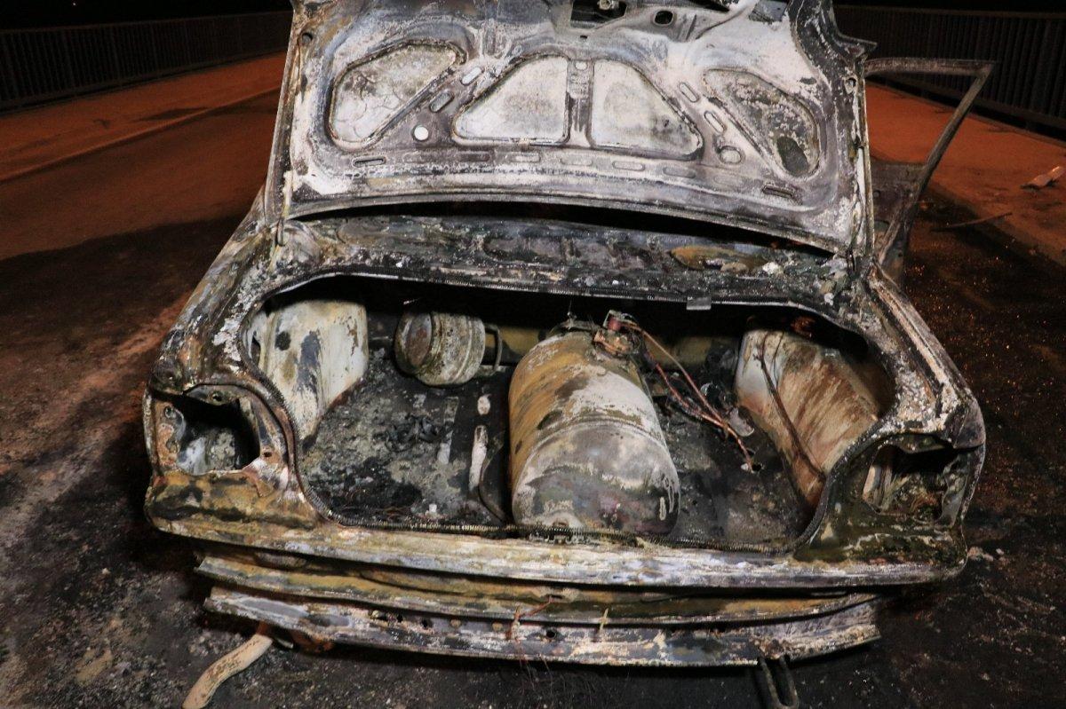 Adana'da korkuluklara çarpan araç yanarak kullanılamaz hale geldi