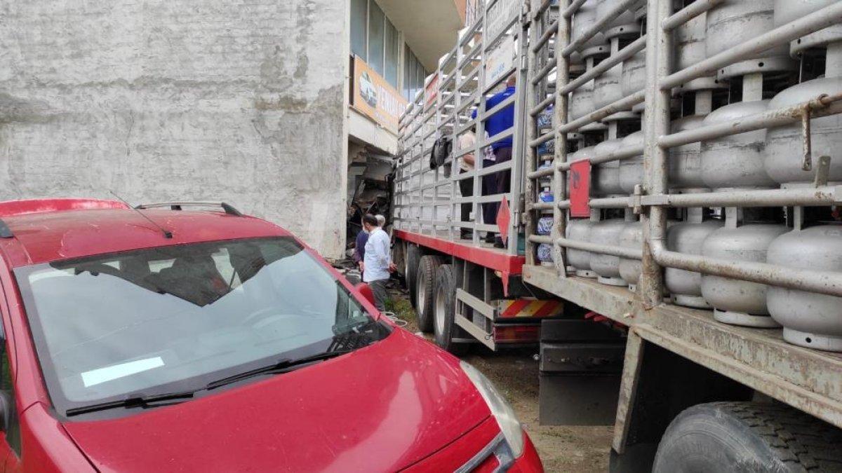 Giresun'da tüp yüklü kamyonet kontrolden çıktı