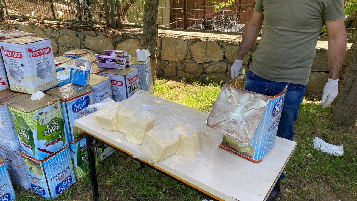 İstanbul'da mahalle muhtarından peynir dağıtımı