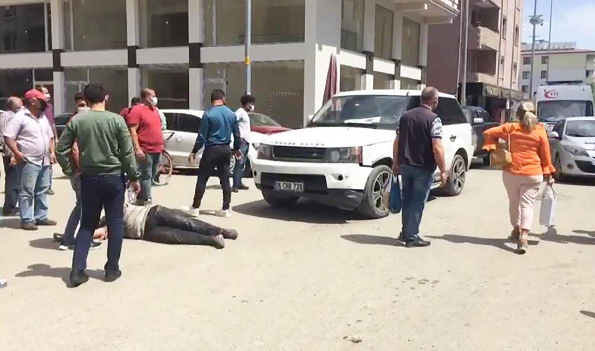 Iğdır'da yaralı yerine aracına koştu, kırılan tamponuyla ilgilendi