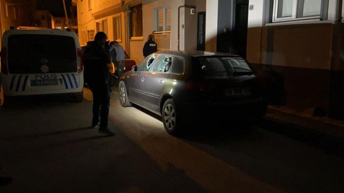 Bursa'da iki gencin kavgasını ayırdı, gece arabası çizildi