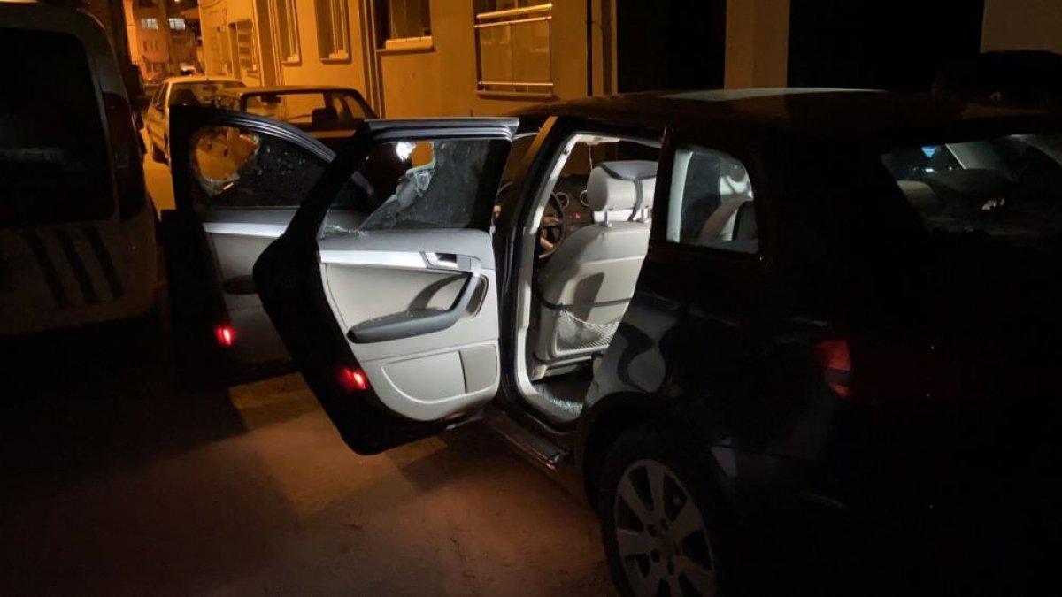 Bursa'da iki gencin kavgasını ayırdı, gece arabası çizildi