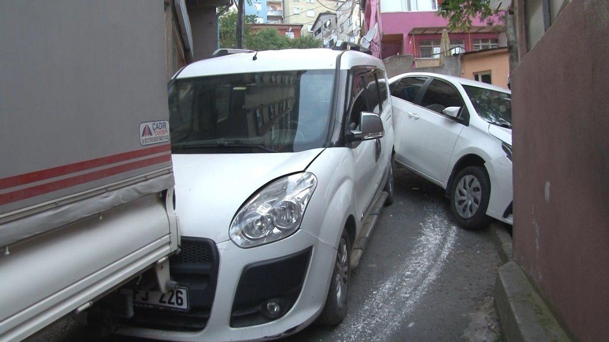 Sarıyer’de freni boşalan otomobil evin bahçesine daldı