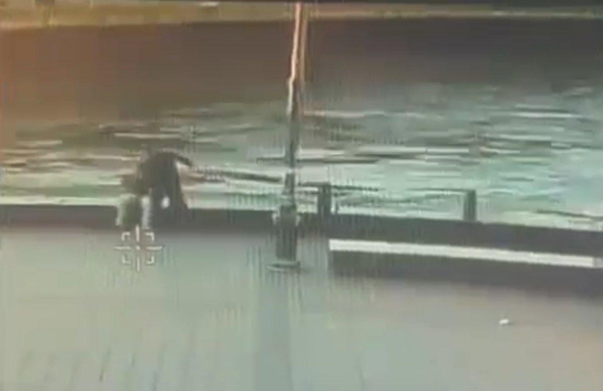 Eminönü’nde sahilde oturan işçiyi denize atıp, öldürdü