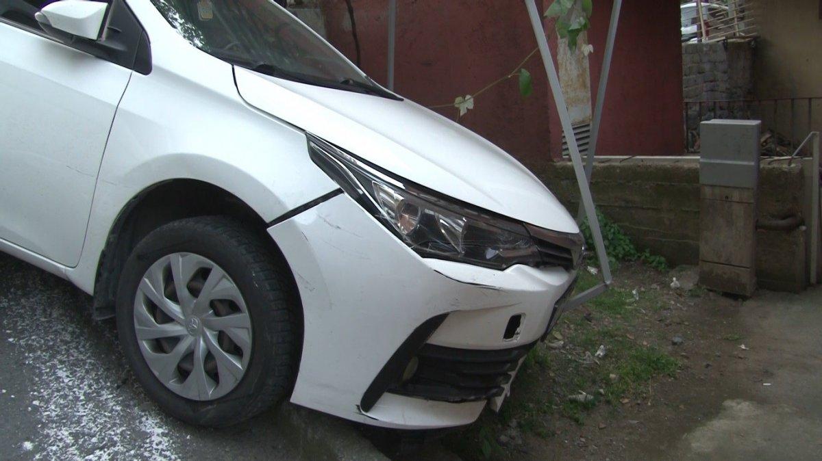 Sarıyer’de freni boşalan otomobil evin bahçesine daldı