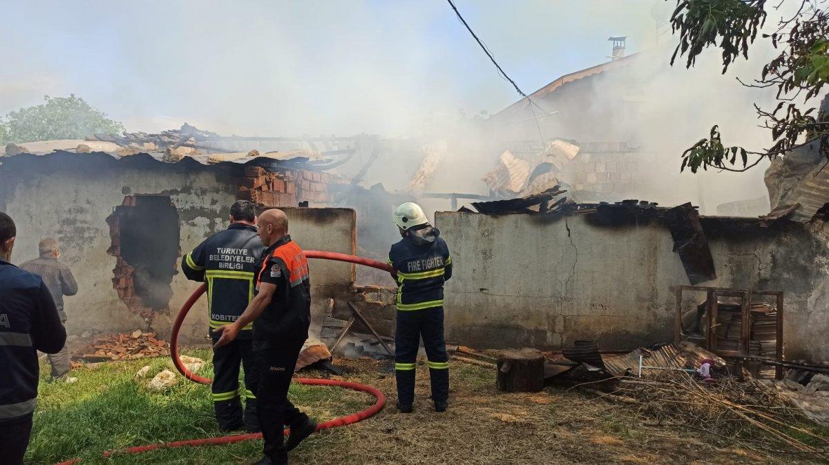 Tokat’ta, dumandan etkilenen danaya itfaiye suni teneffüs yaptı