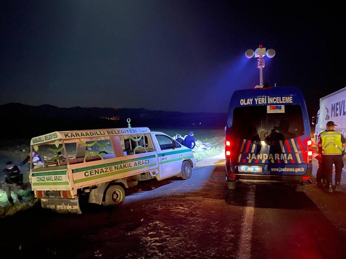 Afyonkarahisar'da tır ile hafif ticari araç çarpıştı: 1 ölü, 5 yaralı