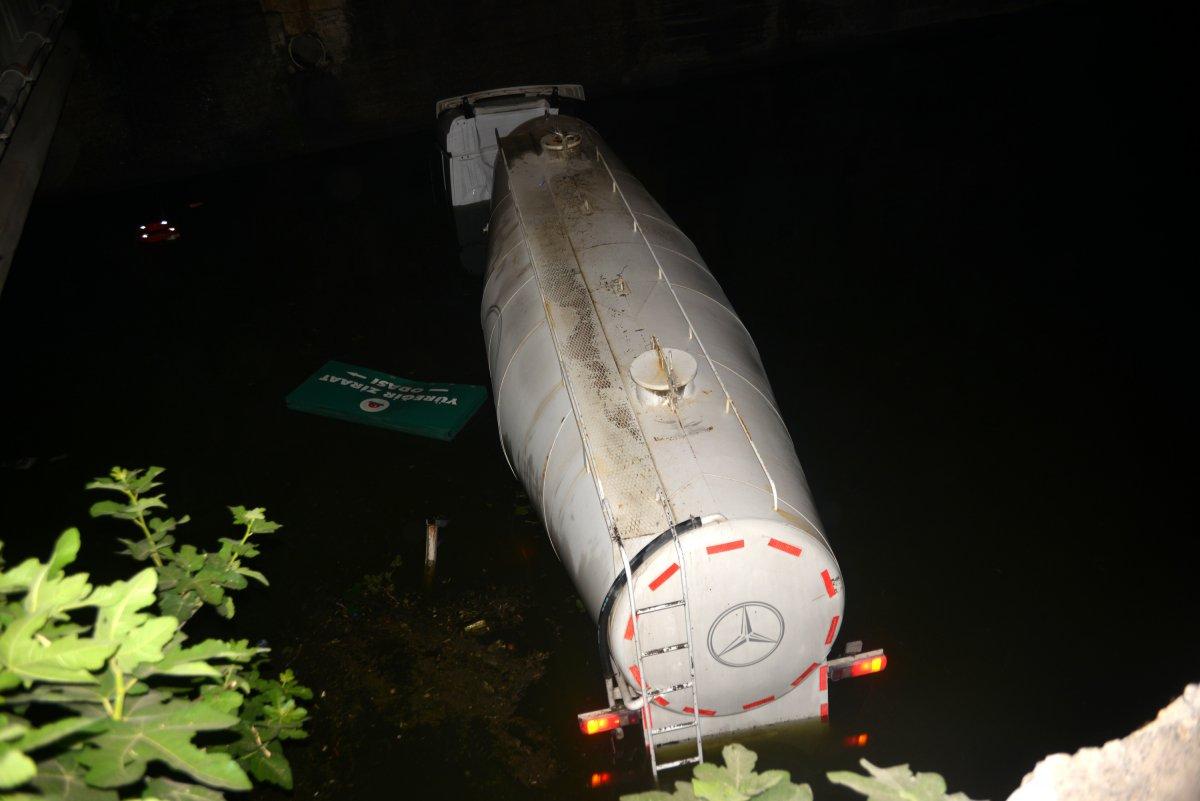 Adana'da dereye düşen tır sürücüsünü itfaiye kurtardı