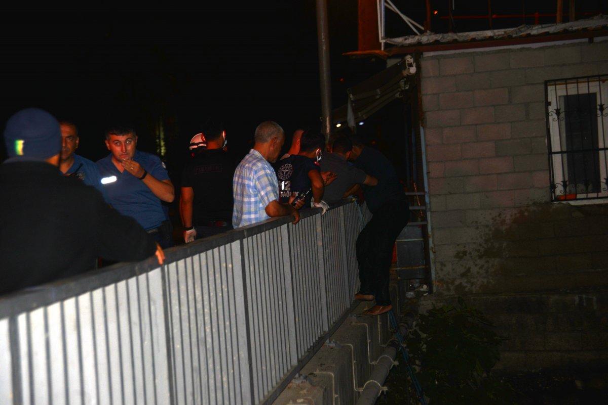 Adana'da dereye düşen tır sürücüsünü itfaiye kurtardı