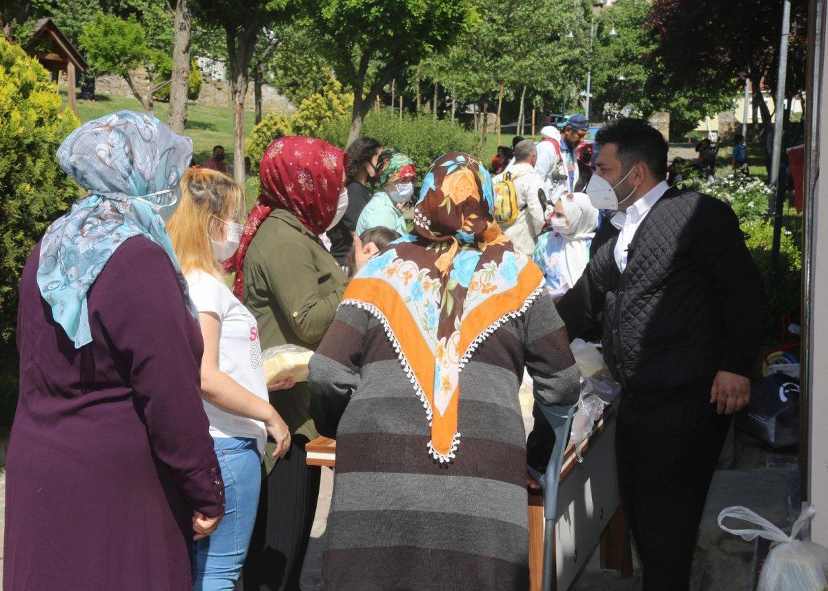 İstanbul'da mahalle muhtarından peynir dağıtımı