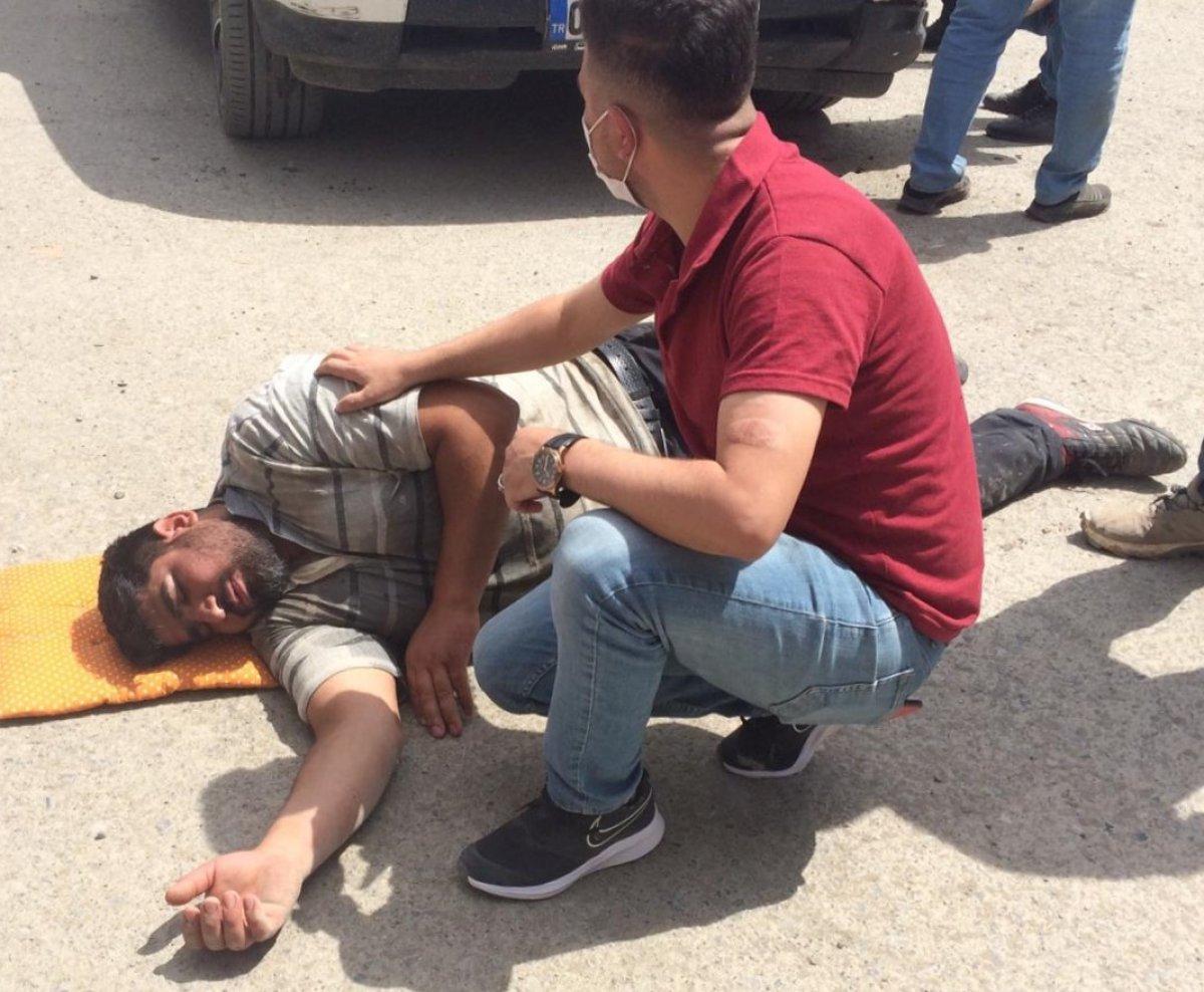 Iğdır'da yaralı yerine aracına koştu, kırılan tamponuyla ilgilendi
