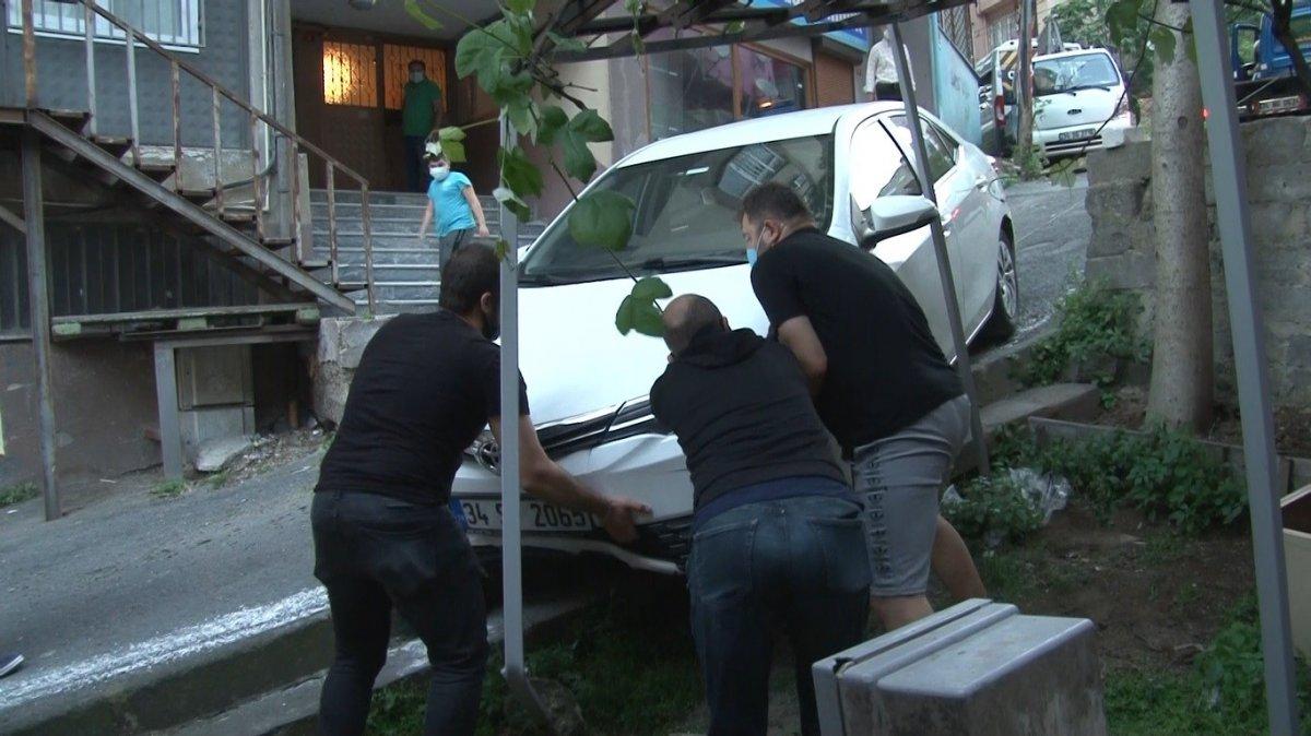 Sarıyer’de freni boşalan otomobil evin bahçesine daldı