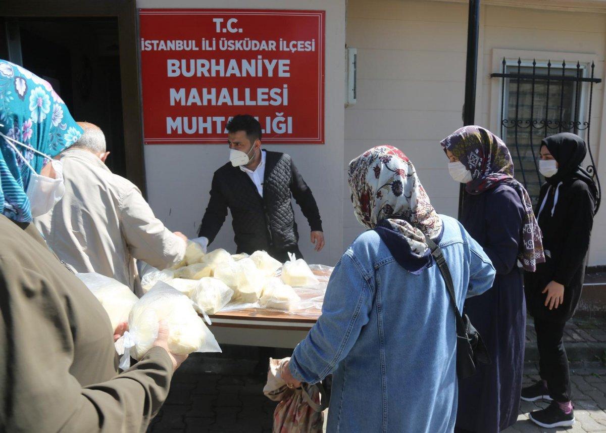 İstanbul'da mahalle muhtarından peynir dağıtımı