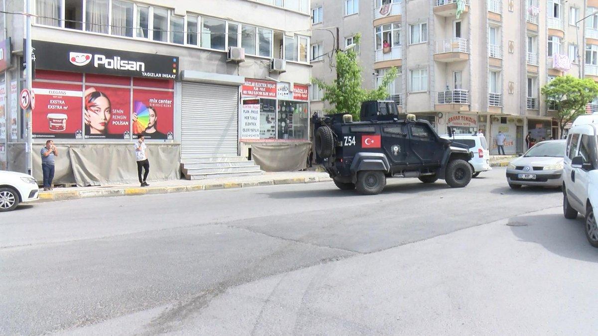 Esenyurt’ta sevgilileri barıştırmak için toplanan gruplar arasında silahlı kavga