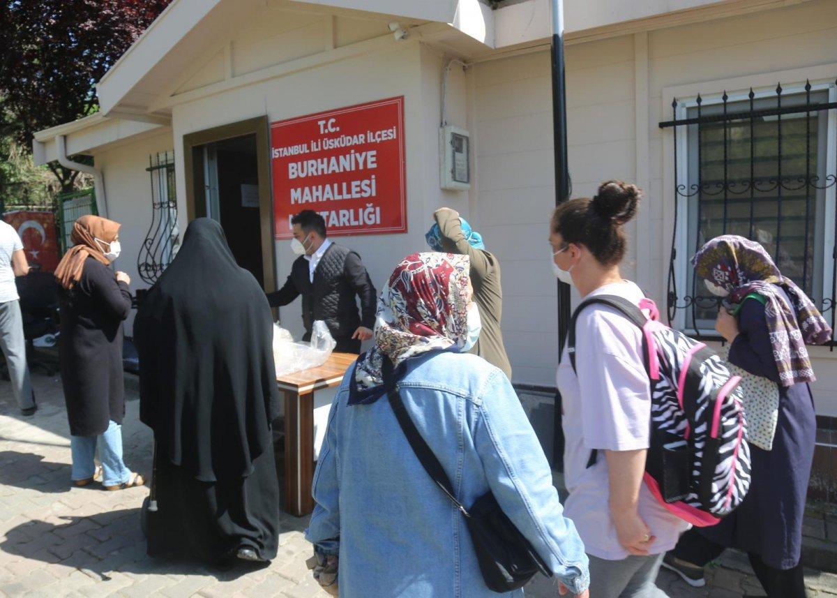 İstanbul'da mahalle muhtarından peynir dağıtımı