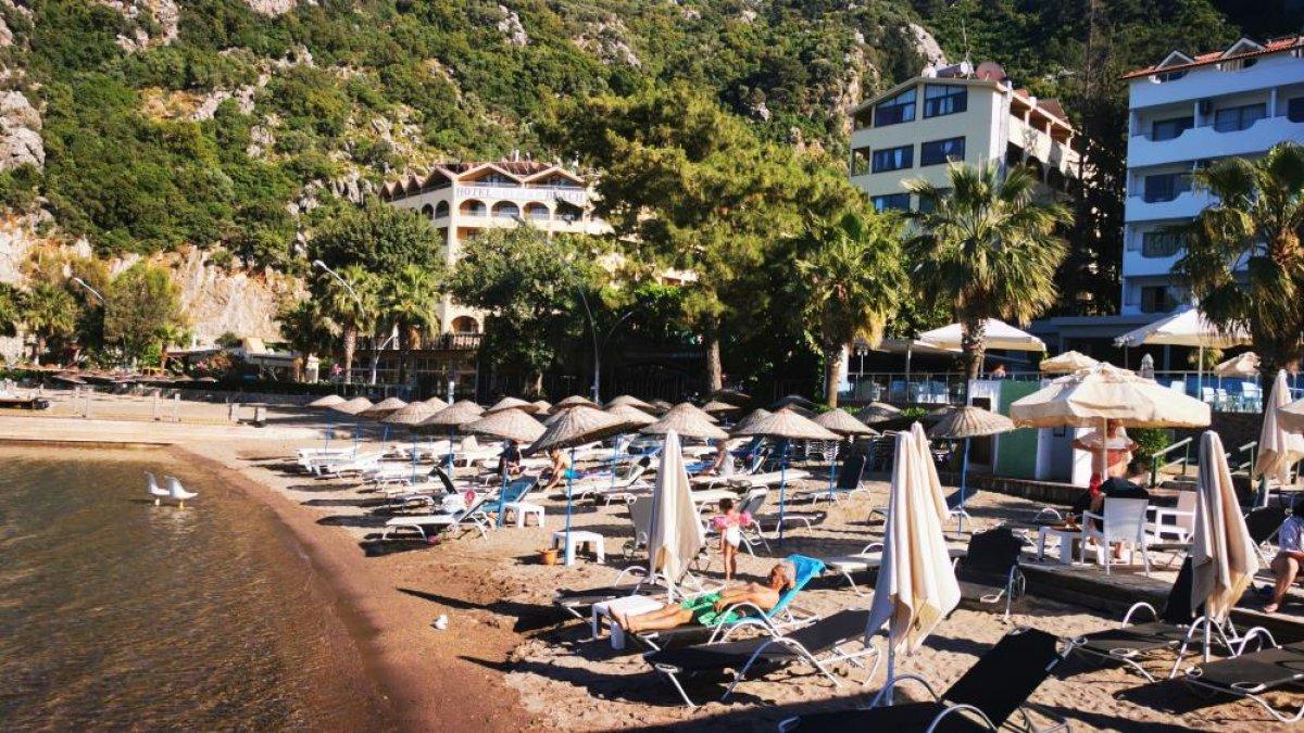 Marmaris'te yerli ve yabancı turistlerin deniz keyfi