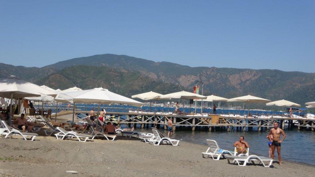 Marmaris'te yerli ve yabancı turistlerin deniz keyfi