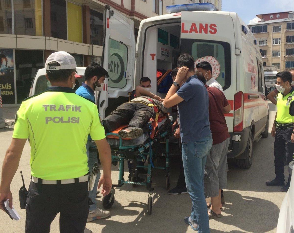 Iğdır'da yaralı yerine aracına koştu, kırılan tamponuyla ilgilendi