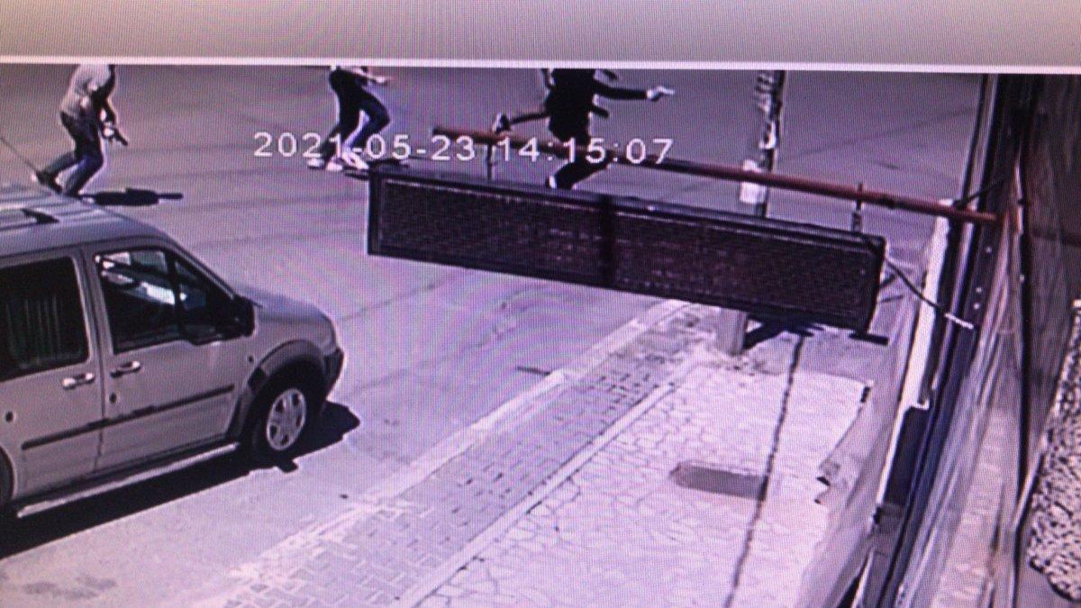 Esenyurt’ta sevgilileri barıştırmak için toplanan gruplar arasında silahlı kavga