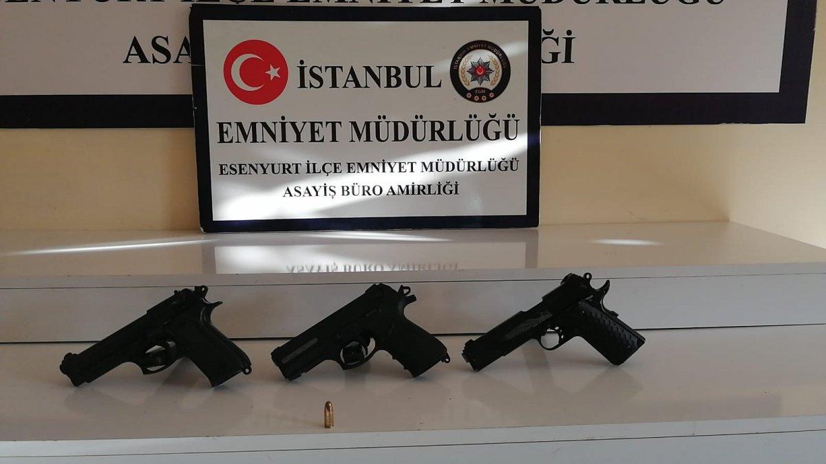 Esenyurt’ta sevgilileri barıştırmak için toplanan gruplar arasında silahlı kavga