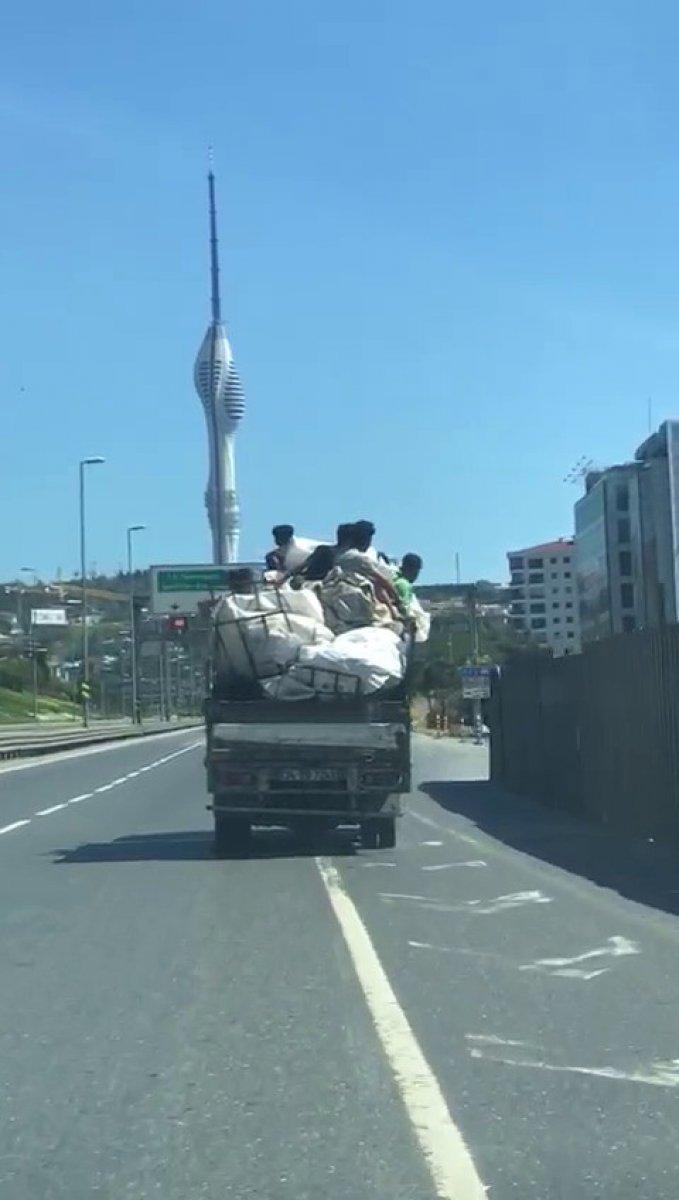 Kadıköy'de kamyonet kasasında tehlikeli yolculuk