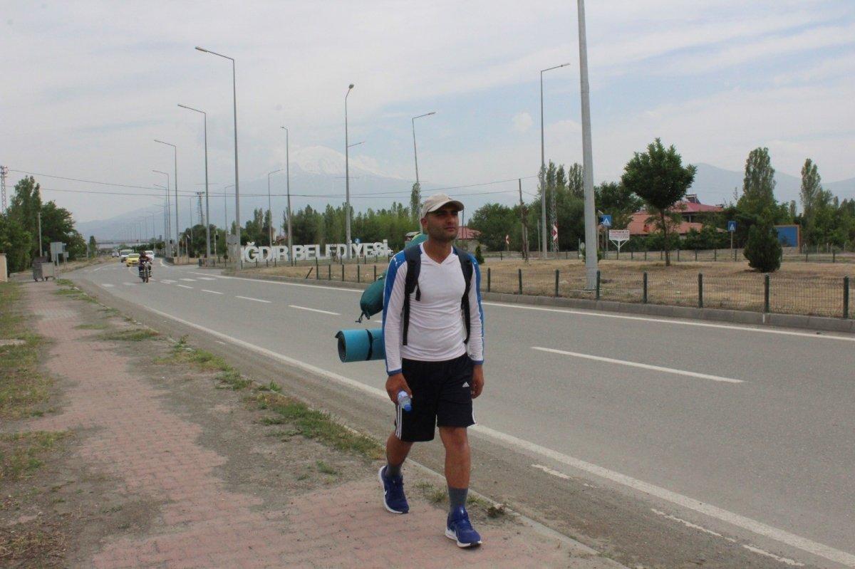 İnsan ve hayvan hakları için Iğdır'dan Çanakkale'ye yürüyecek