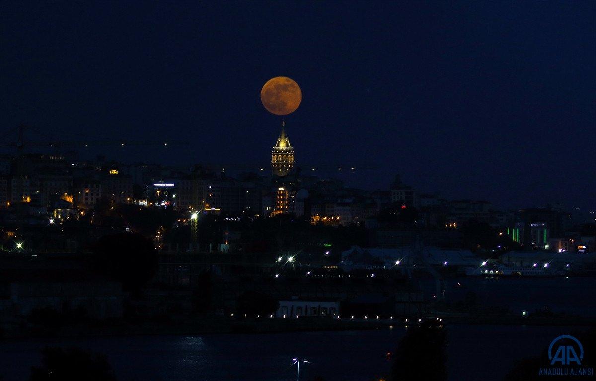 Süper Çiçek Kanlı Ay tutulması başladı