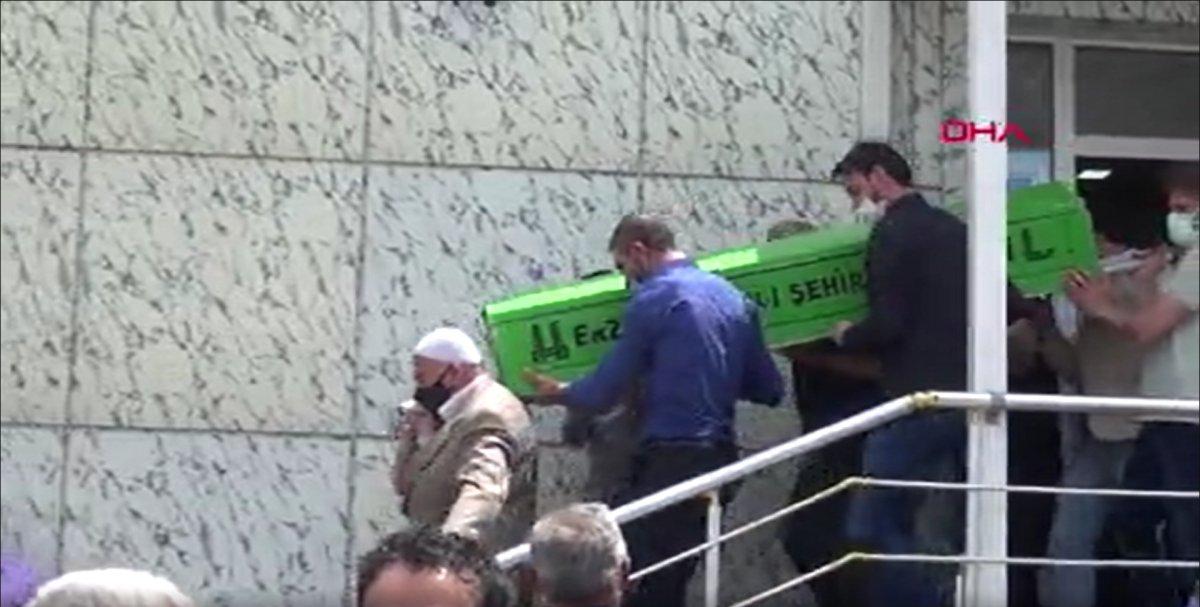 Erzurum’da havlayan köpeğe bakmak isteyince araba çarptı ve öldü