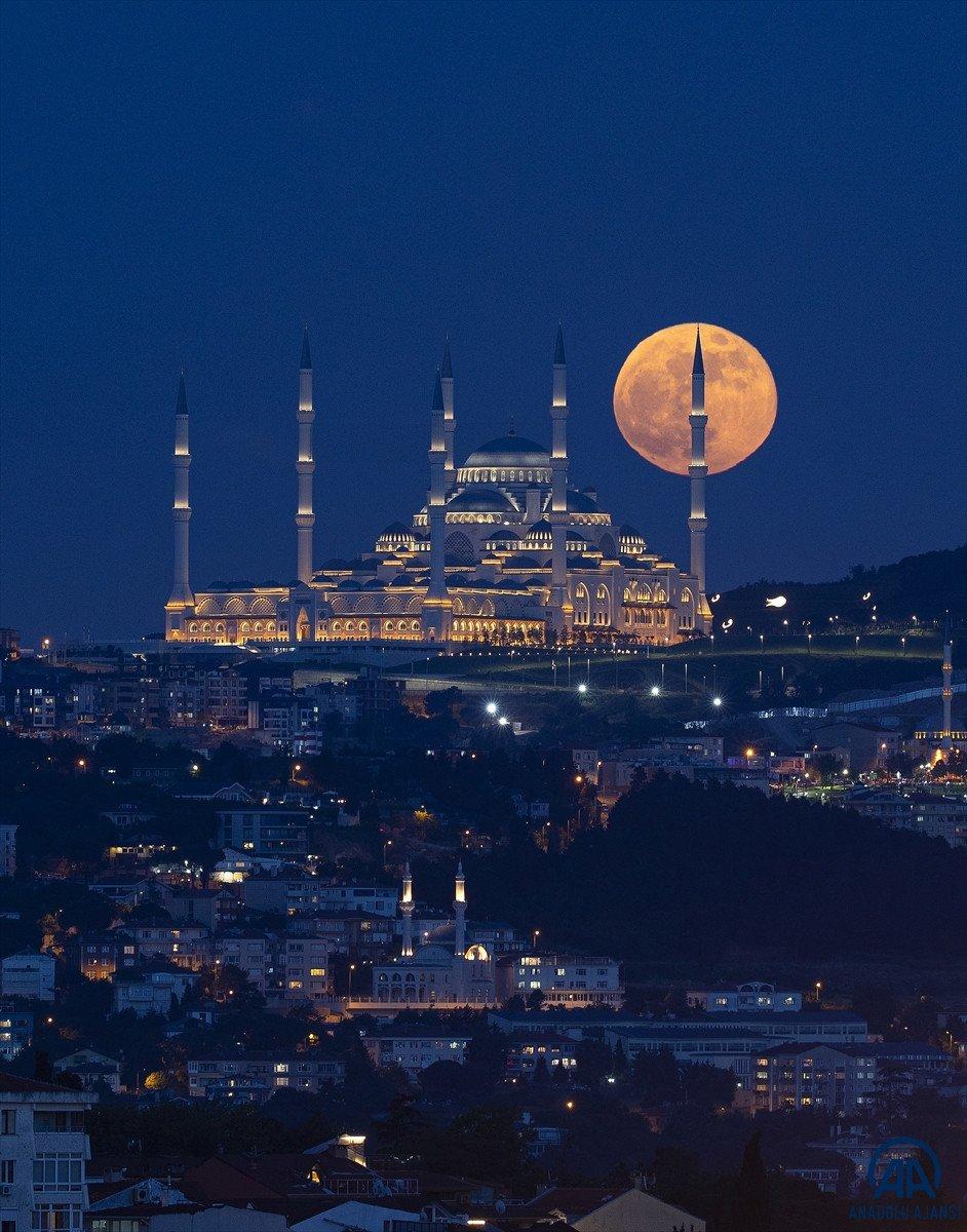 Süper Çiçek Kanlı Ay tutulması başladı