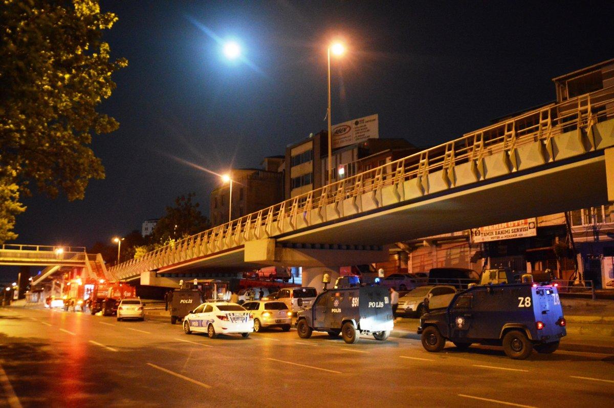 İstanbul'da viyadük altında 4 otomobil yandı