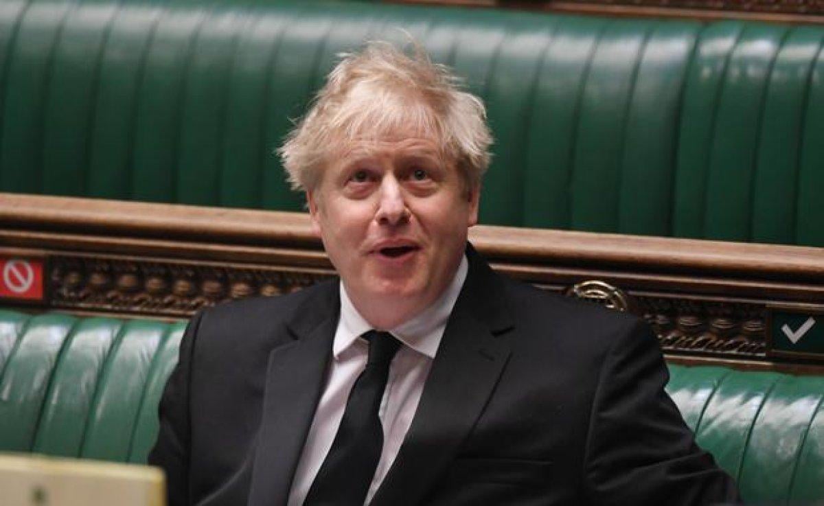 Boris Johnson: Müslüman kadınlarla ilgili ifadelerimden dolayı üzgünüm