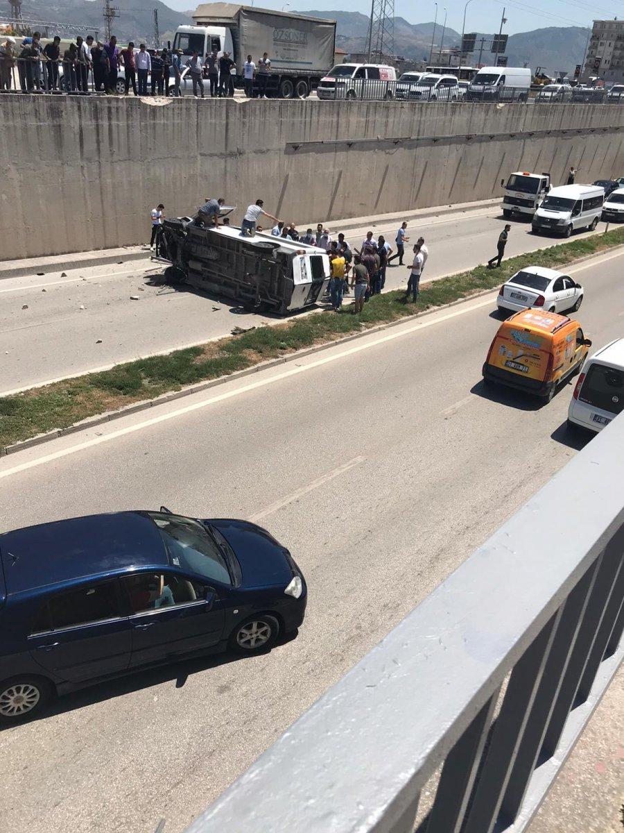 Hatay'da jandarma taşıyan minibüs alt geçide düştü