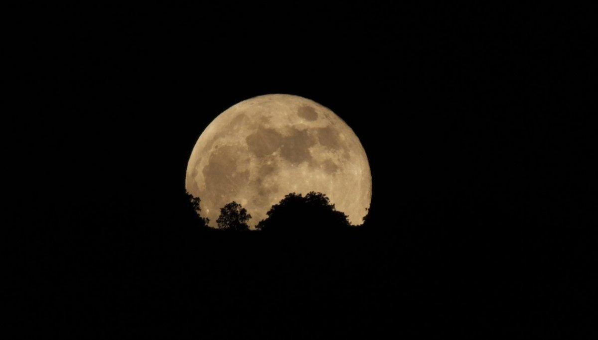 Süper Çiçek Kanlı Ay tutulması başladı