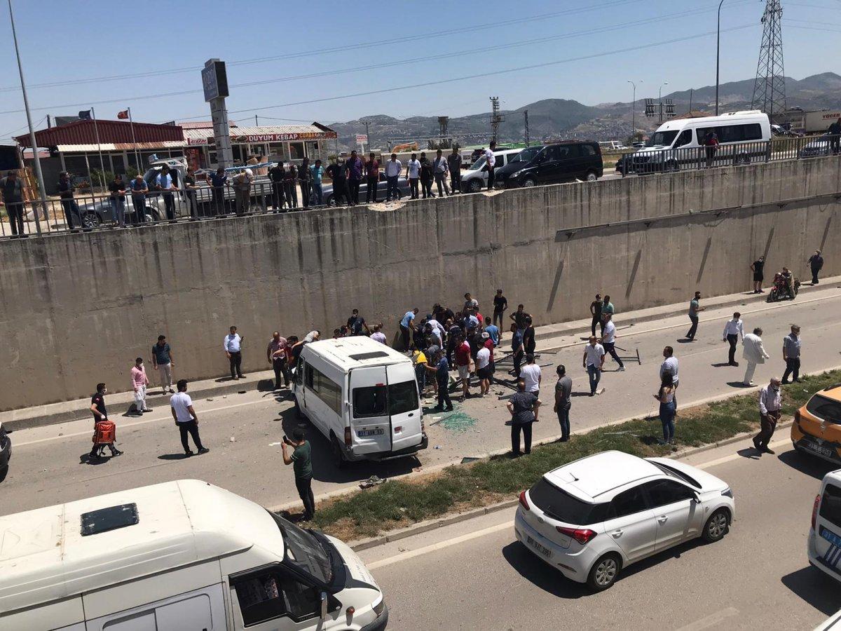 Hatay'da jandarma taşıyan minibüs alt geçide düştü