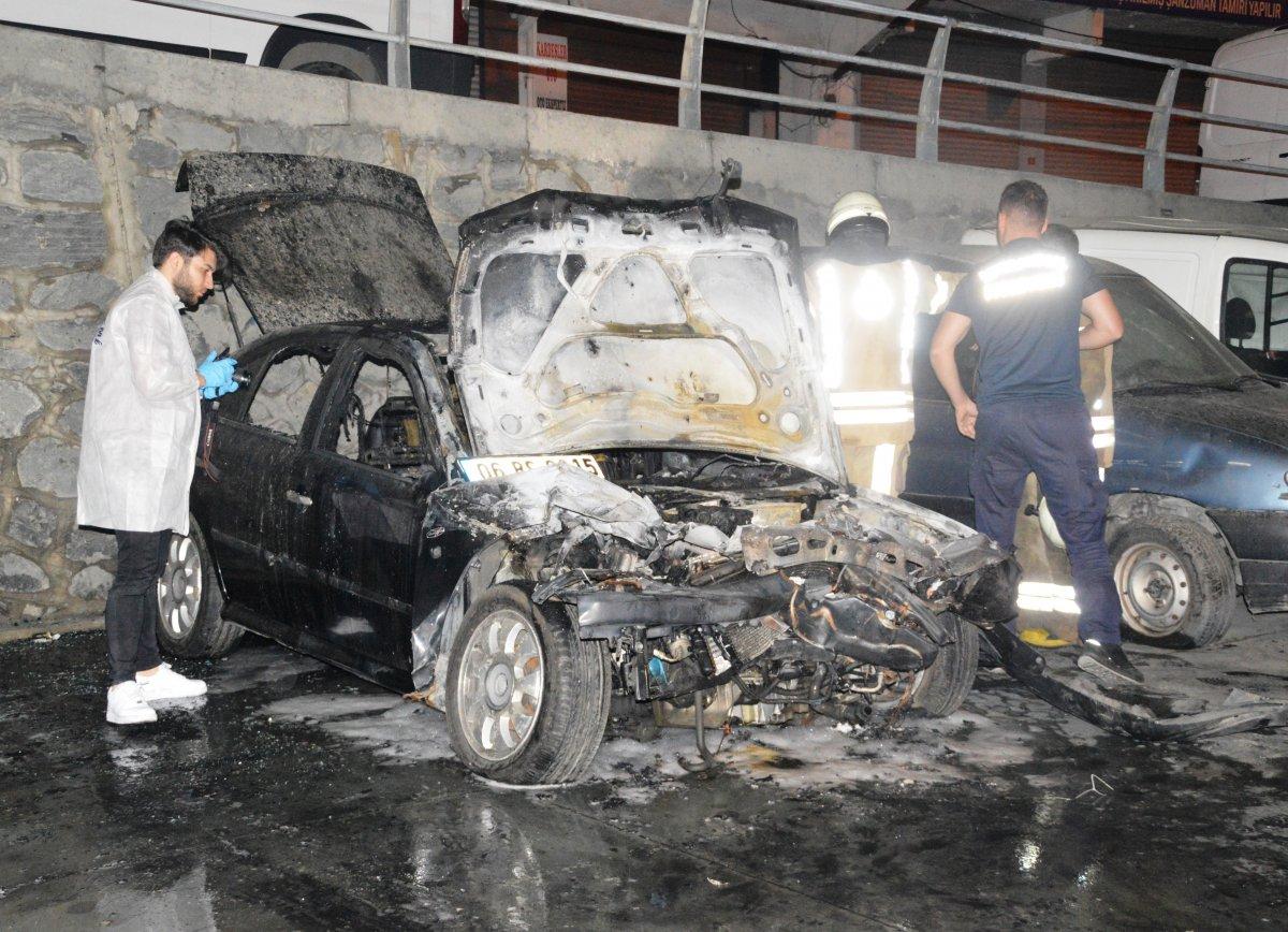 İstanbul'da viyadük altında 4 otomobil yandı