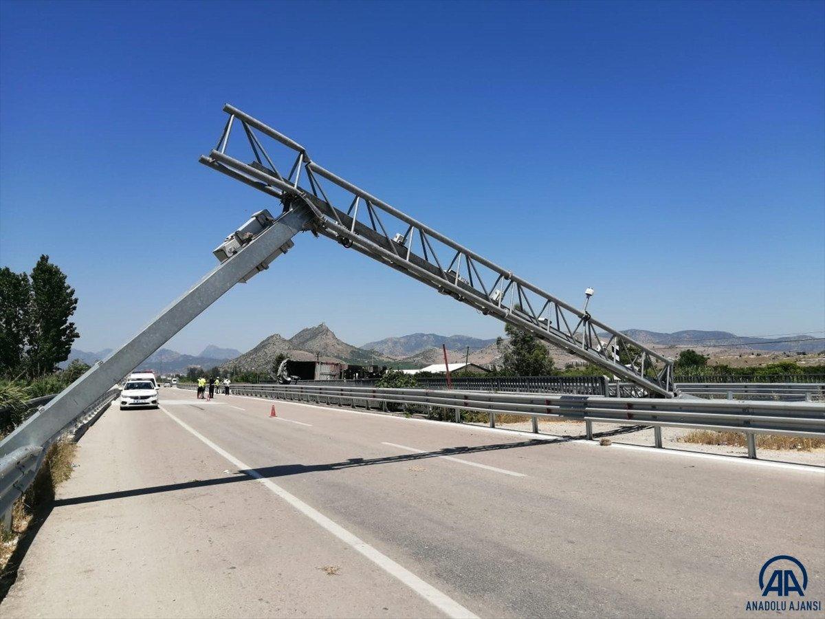 Adana’da damperi açık tır direği devirdi