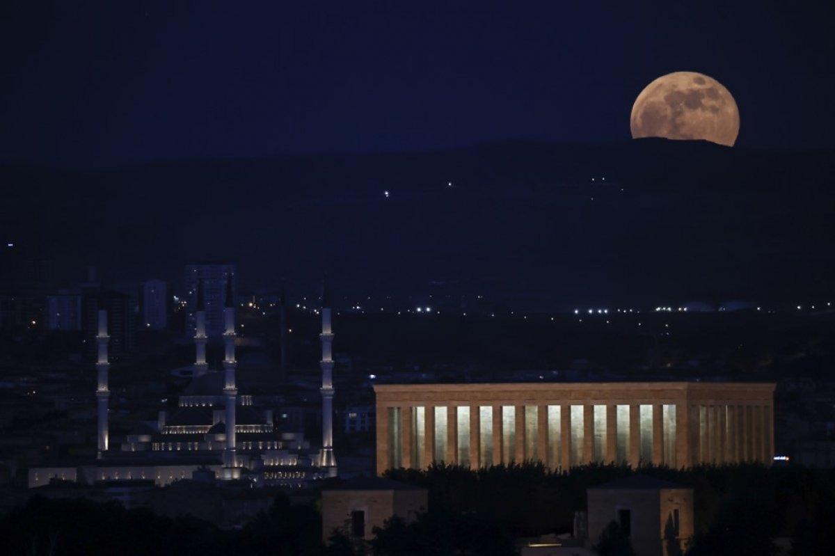 Süper Çiçek Kanlı Ay tutulması başladı