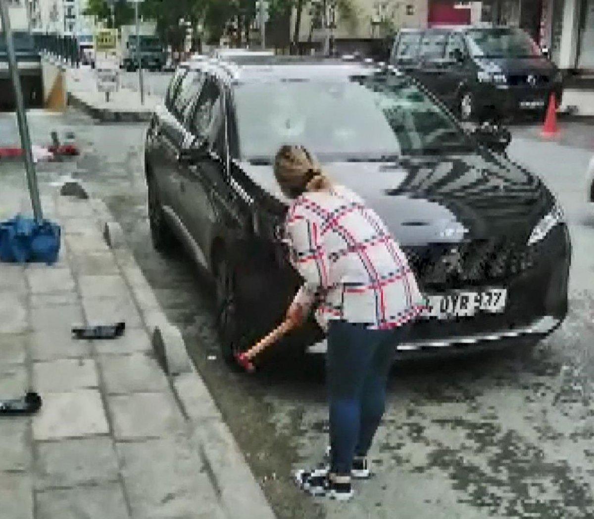 Esenyurt'ta boşanma aşamasındaki kocasının aracına saldırdı
