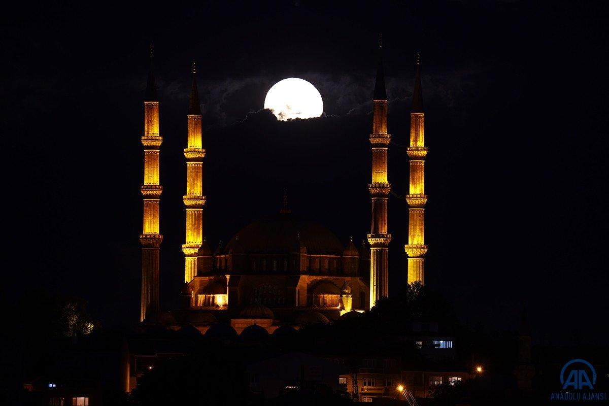 Süper Çiçek Kanlı Ay tutulması başladı