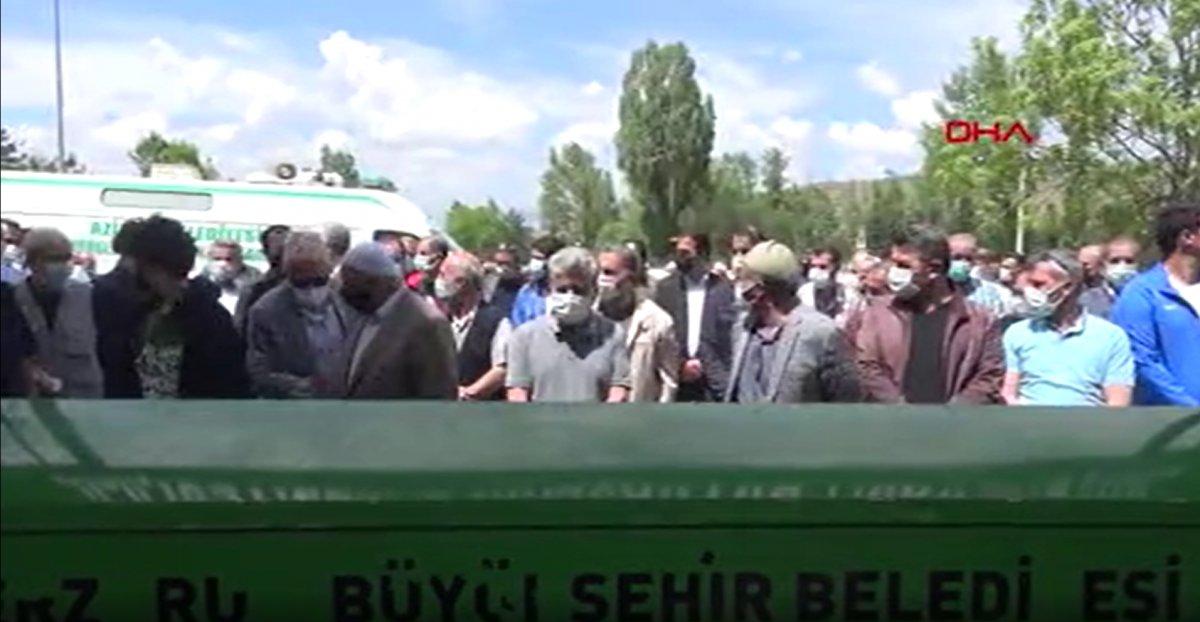 Erzurum’da havlayan köpeğe bakmak isteyince araba çarptı ve öldü