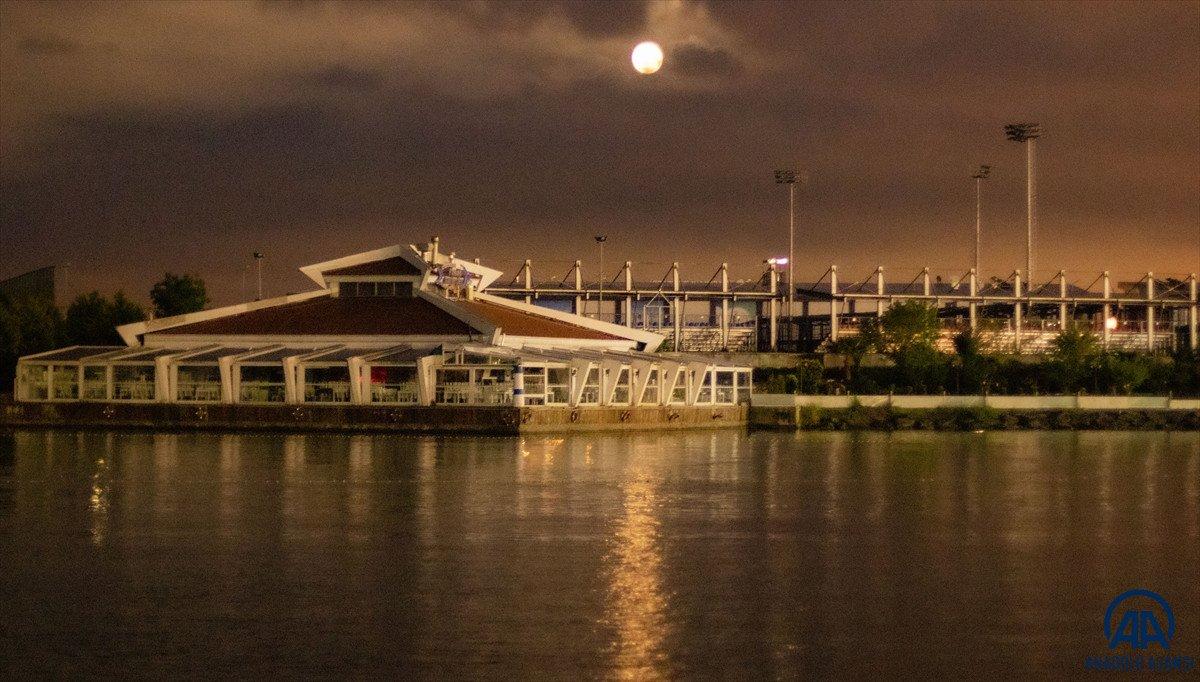 Süper Çiçek Kanlı Ay tutulması başladı