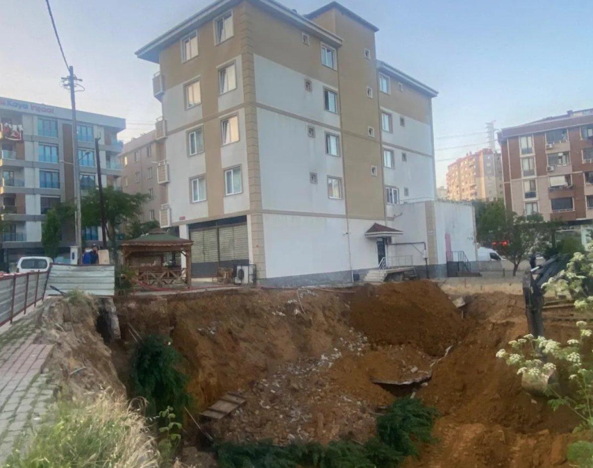 Pendik’te istinat duvarı çöktü