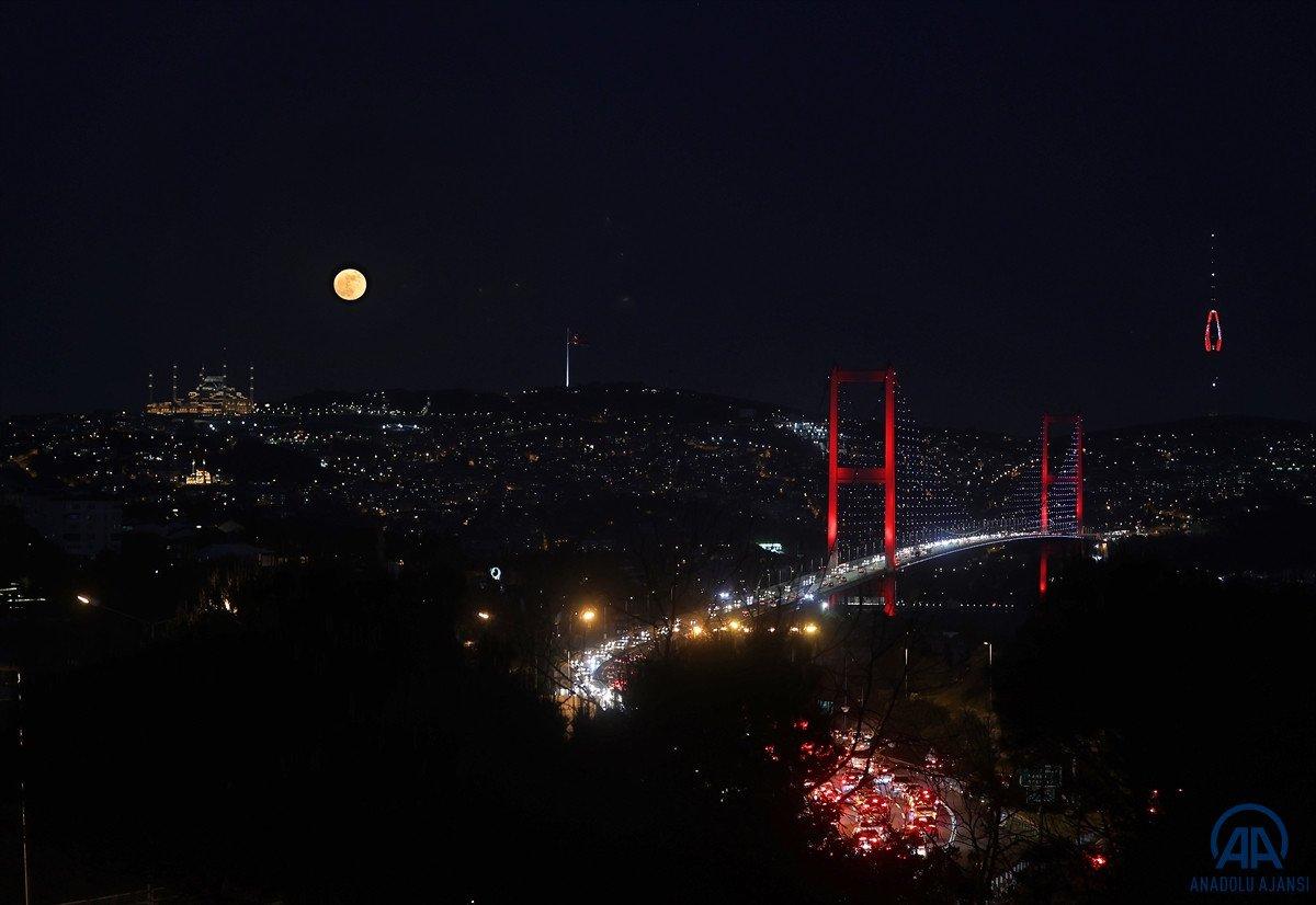 Süper Çiçek Kanlı Ay tutulması başladı